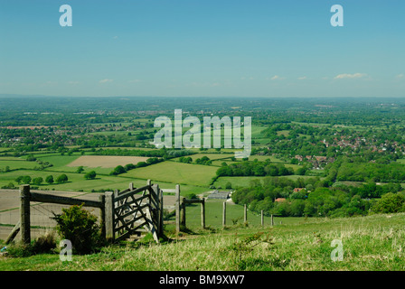 Una vista della campagna inglese dal Ditchling Beacon in Sussex, Inghilterra. Foto Stock