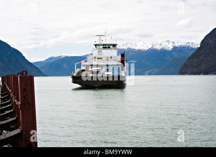 Il Traghetto per trasporto auto e passeggeri Ardal avvicinando Attracco stadio terminale Fodnes Sognefjord in Norvegia Foto Stock