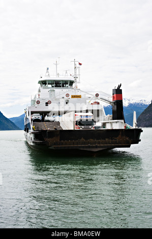 Il Traghetto per trasporto auto e passeggeri Ardal avvicinando Attracco stadio terminale Fodnes Sognefjord in Norvegia Foto Stock