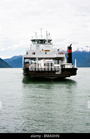 Il Traghetto per trasporto auto e passeggeri Ardal avvicinando Attracco stadio terminale Fodnes Sognefjord in Norvegia Foto Stock