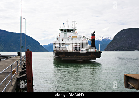 Il Traghetto per trasporto auto e passeggeri Ardal avvicinando Attracco stadio terminale Fodnes Sognefjord in Norvegia Foto Stock