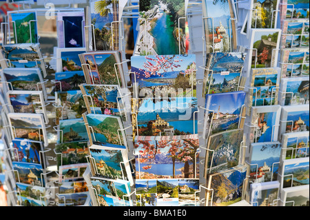 Cartoline colorate in rack, Locarno, Svizzera Foto Stock