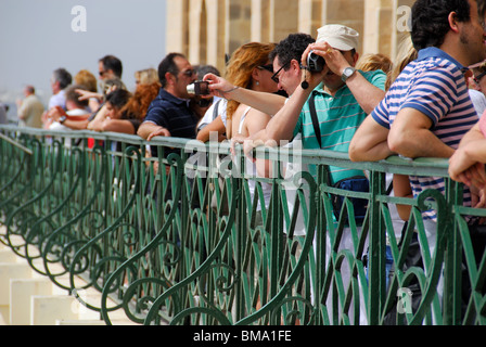 La Valletta, Malta. I turisti a scattare foto del Grand Harbour dalla Upper Barrakka Gardens. Foto Stock