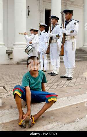 Cambio di guardia a Il Panteon de los eroi in Asuncion, ragazzo seduto di fronte al Pantheon Foto Stock