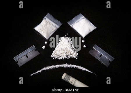 Immagine di una composizione di cocaina, rasoio e laminati bill, facendo una faccina triste Foto Stock