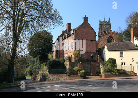 Vista della vecchia scuola di grammatica, la chiesa di Santa Maria e Clive passi, Market Drayton, Shropshire Foto Stock