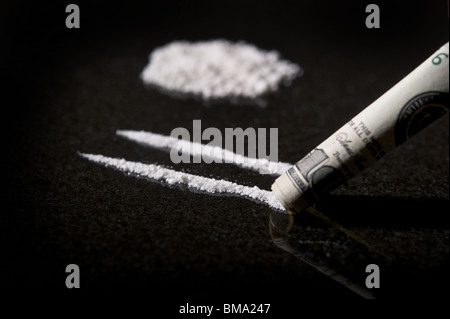 Chiudere l immagine di linee di cocaina con laminati bill Foto Stock