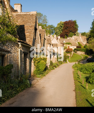 Cotswolds - il famoso cottage di tessitori di Arlington riga nella luce del mattino Foto Stock