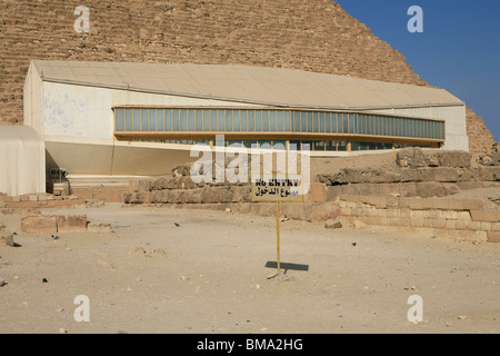 La Grande Piramide del Faraone Khufu e la barca solare Museum di Giza in Egitto Foto Stock