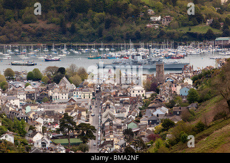 Regno Unito, Inghilterra, Devon, Dartmouth, vista in elevazione della città,tipo 23 Navy fregata HMS Kent ormeggiato sul fiume Dart Foto Stock