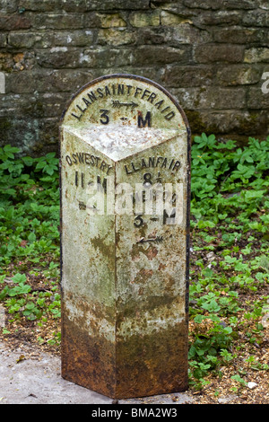 Un vecchio ghisa segno posto a LLansaintpefraid llansfair welfod a Bourton sull'acqua Foto Stock