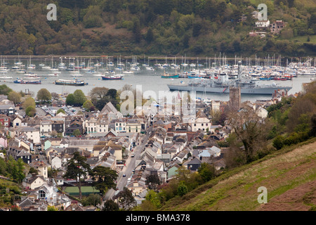 Regno Unito, Inghilterra, Devon, Dartmouth, vista in elevazione della città,tipo 23 Navy fregata HMS Kent ormeggiato sul fiume Dart Foto Stock