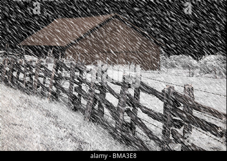 North Carolina, Blue Ridge Parkway, infrarossi Altered digitalmente immagine del granaio e recinto durante una prima neve a notte. Foto Stock