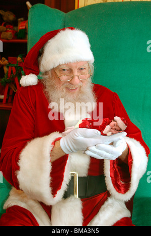 Santa detiene il bambino. Foto Stock