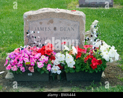 Tomba di James Dean a Fairmount, Indiana, luogo di riposo finale dell'icona ribelle che ha lasciato un'eredità duratura in soli 24 anni. Foto Stock