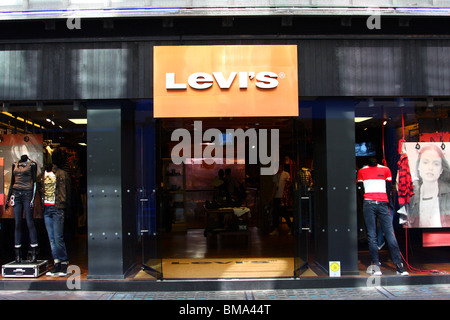 Un Levi's store su Carnaby Street, London, England, Regno Unito Foto Stock