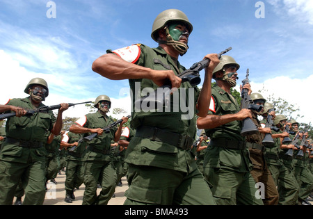 Riservisti dell'esercito marzo in una parata militare a Valencia, Venezuela, 24 giugno 2006. Foto/Chico Sanchez Foto Stock