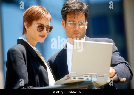 La gente di affari utilizzare dispositivo wireless all'esterno. Foto Stock