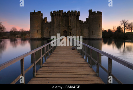 Il Castello di Bodiam al crepuscolo, Bodiam, East Sussex Foto Stock