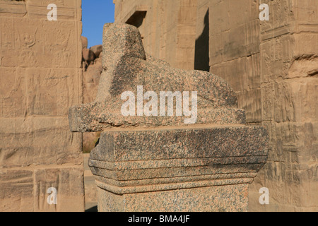 Statua di una sfinge presso l'entrata principale del Tempio di Philae in Egitto Foto Stock