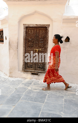 Hilltribe lady nepalese a boudhanath ,uno del santissimo siti buddista a Kathmandu in Nepal Foto Stock