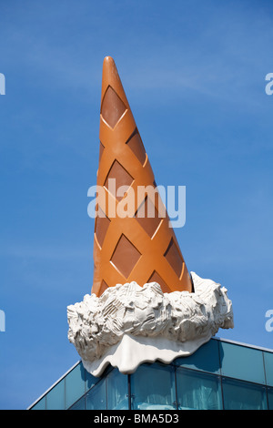 Installazione di gelati presso la Neumarkt Galerie, Colonia, Germania | grande scultura del cono di gelato su un moderno edificio in vetro Foto Stock
