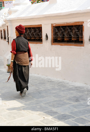 Hilltribe nepalese lady walking round lo Stupa Boudhanath, ,uno del santissimo siti buddista a Kathmandu in Nepal Foto Stock