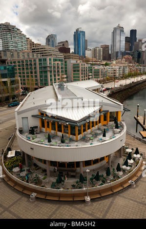 The dramatic Seattle, Washington skyline as seen from pier 66 on the Elliott Bay waterfront. Marinas, restaurants on waterfront. Foto Stock