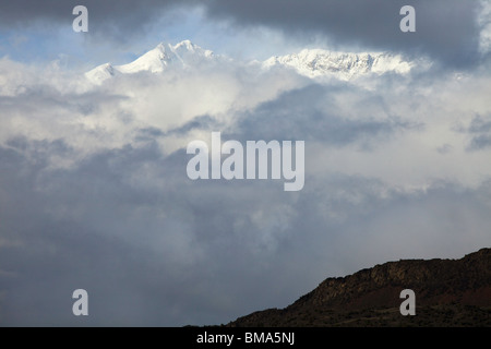 Gamma Ultar sopra le nuvole, Hunza, Pakistan Foto Stock