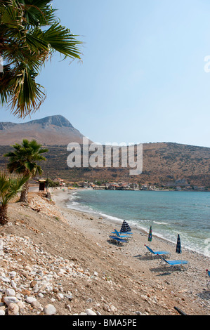 Spiaggia da Ithylo in Grecia con letti vuoti Foto Stock