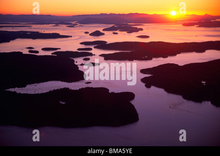 La Contea di San Juan, WA: vista aerea del San Juan Islands con Shaw island e il WASP isola gruppo al tramonto Foto Stock