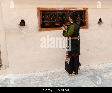 Hilltribe lady nepalese il pattinamento delle ruote della preghiera ,boudhanath ,uno del santissimo siti buddista a Kathmandu in Nepal Foto Stock