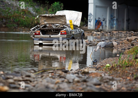 Un abbandono auto sommersa si siede in Richland Creek nella zona ovest di Nashville vicino Charolette Avenue e la Interstate 40 Venerdì 14 Maggio. Foto Stock