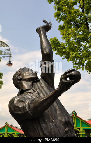 Harold Larwood statua, Kirkby in Ashfield, Nottinghamshire, England, Regno Unito Foto Stock