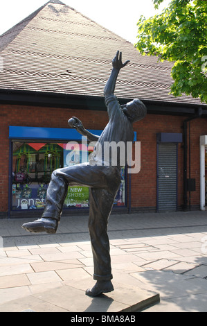 Harold Larwood statua, Kirkby in Ashfield, Nottinghamshire, England, Regno Unito Foto Stock