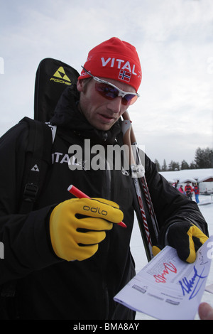 Alexander OS Norvegia firma autografi IBU World Cup Biathlon Kontiolahti Finlandia 13 marzo 2010 foto: ROB WATKINS Foto Stock