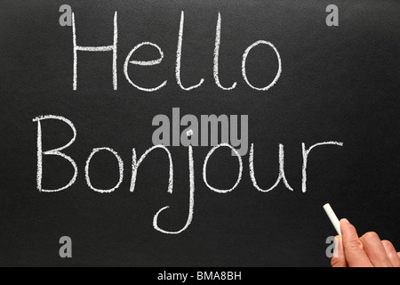 Bonjour ciao in francese scritto su una lavagna. Foto Stock
