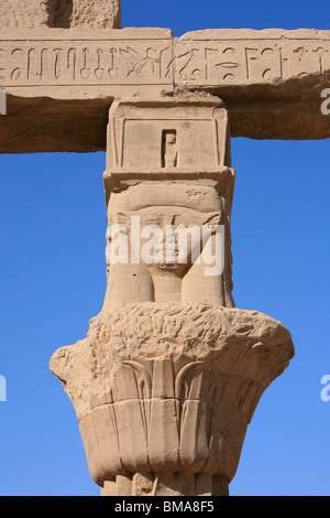Capitello con la testa della dea Hathor al Tempio di Philae sull isola di Agilka nell Alto Egitto Foto Stock