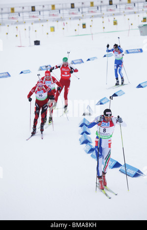 Christian De Lorenzi conduce una linea dei biatleti uomini 12.5km inseguimento IBU Coppa del Mondo di Biathlon Kontiolahti Finlandia 14 Marzo 2010 Foto Stock