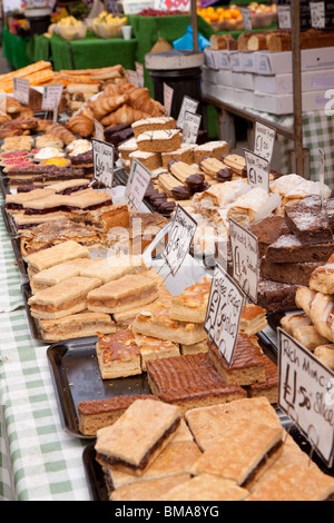 Pressione di stallo di mercato a St Albans vendendo torte Foto Stock