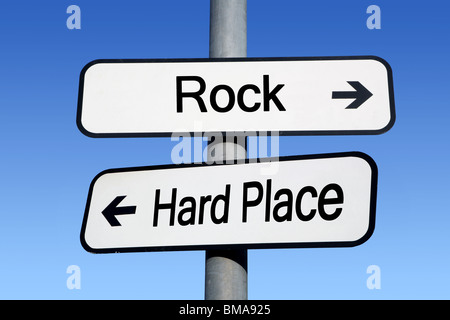 Cartello tra una roccia e un posto difficile. Foto Stock