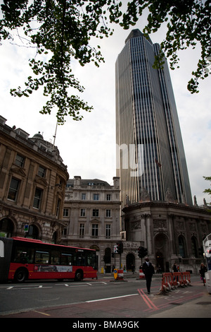 Tower 42 (precedentemente noto come la NatWest Torre), visto da Bishopgate. Sorge a 183m ed è stata completata nel 1980. Foto Stock