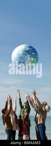 Concetto di ecologia, gruppo di persone il salvataggio della terra insieme Foto Stock