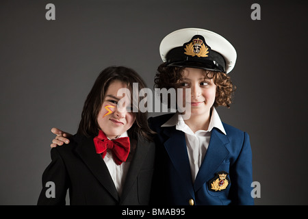 I ragazzi si sono vestiti con marinaio vestito rosso e il filtro bow tie Foto Stock