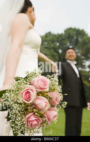 Sposa giovane in posizione di parcheggio Foto Stock