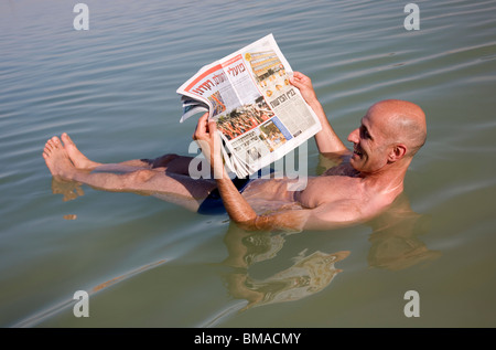 Nuotatore nel Mar Morto Foto Stock