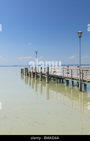 Dock sul lago Chiemsee, Chieming, Baviera, Germania Foto Stock