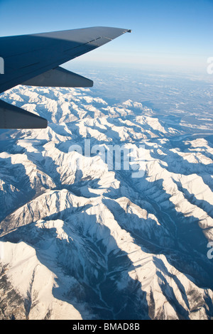 Volo aereo su montagne rocciose, Alberta, Canada Foto Stock