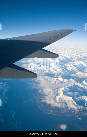 Volo aereo su montagne rocciose, British Columbia, Canada Foto Stock