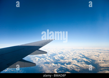 Volo aereo su montagne rocciose, British Columbia, Canada Foto Stock